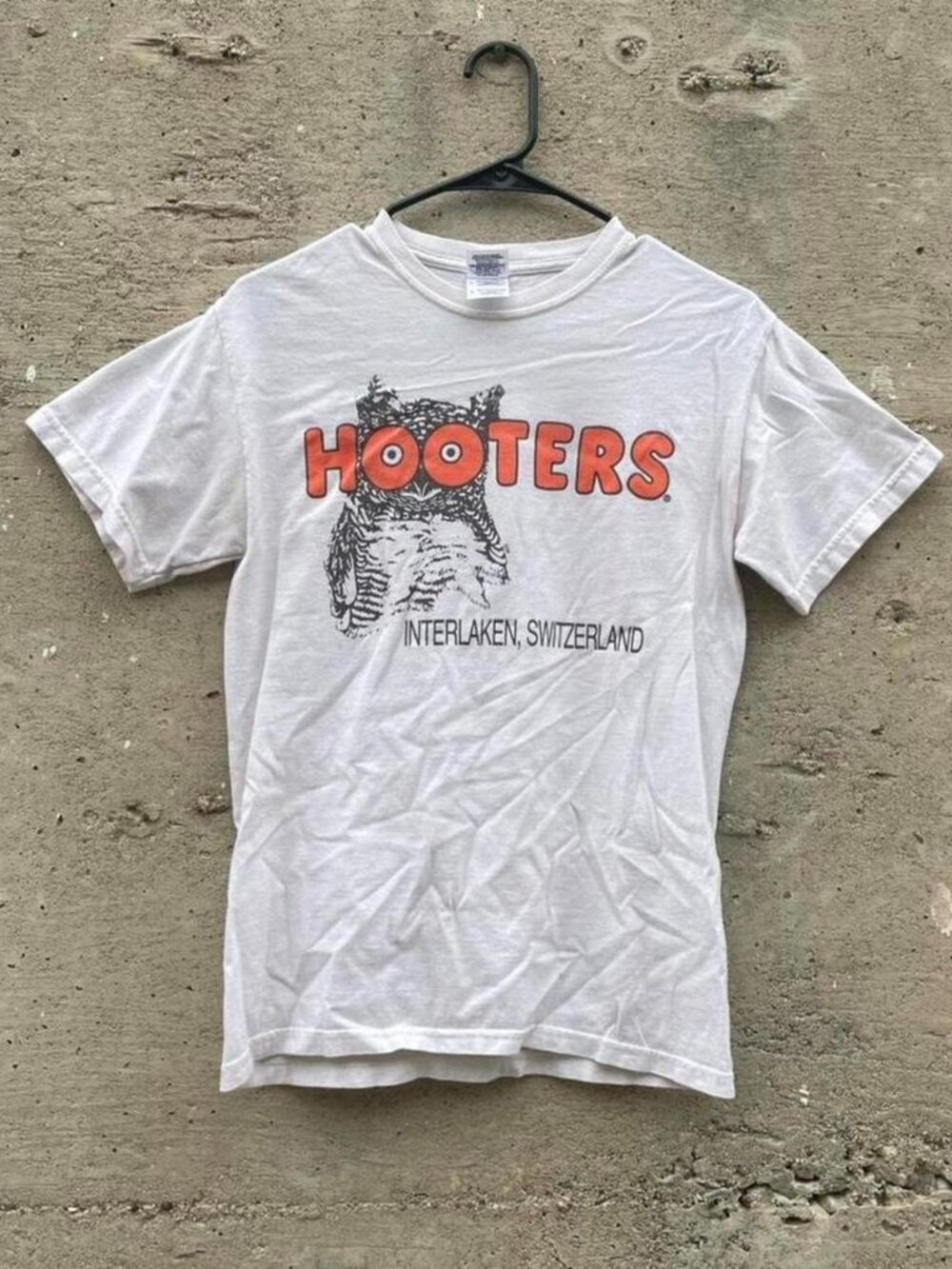 HOOTERS 2000s t-shirt